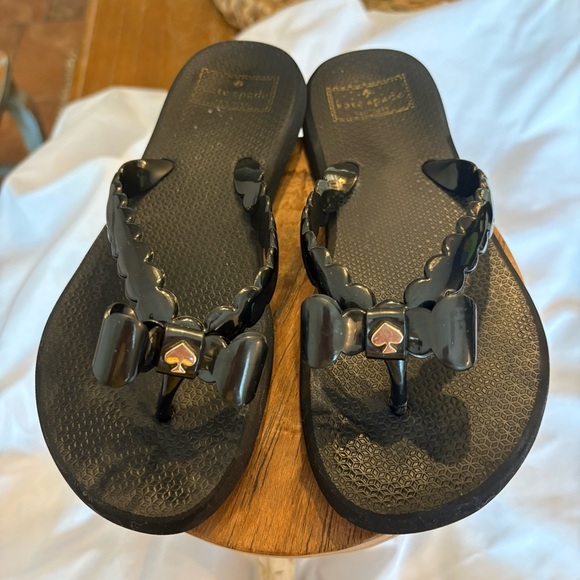 Kate Spade Size 6 Black Denise Bow Flip Flops Scalloped Straps - Picture 1 of 9